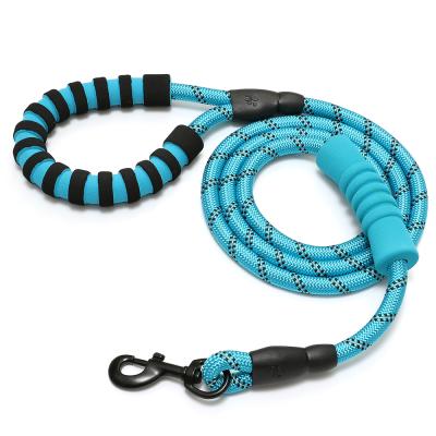 China Fashion Padded Dog Leash Strong And Safe Reflective Durable Nylon Rope Dog Leash for sale