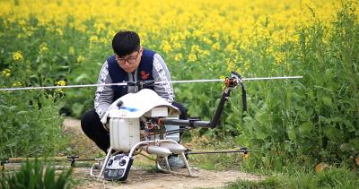 China Hectárea de rociadura agrícola/viaje de Roter 1.5-2.0 del vehículo aéreo sin tripulación del helicóptero moderno sola en venta