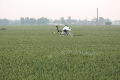 China Agriculture High Payload RC Helicopter Sprayer , Unmanned Helicopter Drone for sale