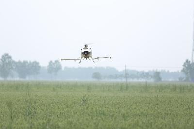 China Crop Spraying Helicopters / Agricultural Spraying Drones with Semi Control Flight Mode for sale