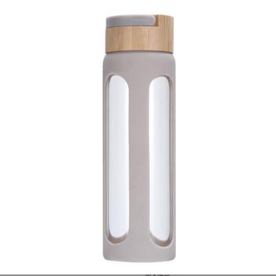 China Personalised 550/750ml High Borosilicate Glass Water Bottle Custom Glass Drinking Bottle With Silicone Sleeve And Bamboo Lid Easy To Clean And Maintain for sale