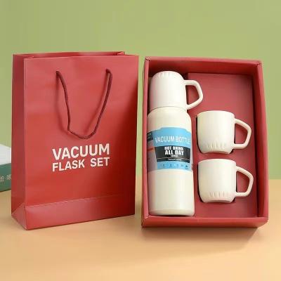 China 500 ml de clásico biberón de vacío térmico con 3 tazas de acero inoxidable resistente a la corrosión y la oxidación mantiene las bebidas calientes o frías hasta por 24 horas en venta