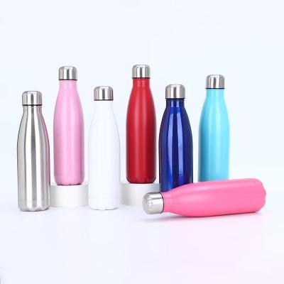 China Botellas de agua de acero inoxidable de 17 oz Botellas de agua aisladas al vacío Botellas de agua de doble pared en polvo recubiertas de metal reutilizable Botellas de agua deportivas para mantener las bebidas calientes y frías Cielo azul claro en venta