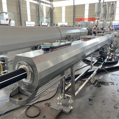 China Línea de producción de tuberías de suministro de agua de drenaje de plástico extrusión de HDPE PE máquina de fabricación de tuberías 69kw en venta