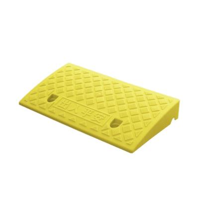 China Road Safety Hot Sale 500*270*70Mm Outdoor Lane Pe Restriction Ramp for sale