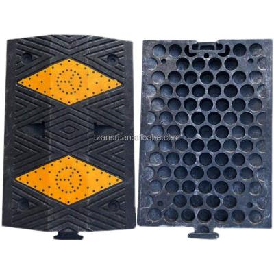 China Durable Heavy Duty Pavement Road Safety 500*350*40mm Rubber Speed ​​Bump for sale