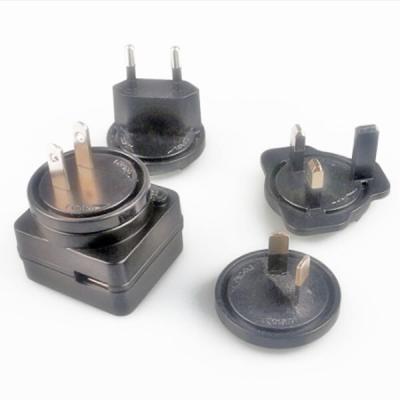 China Adaptador universal 5V 1200mA del cargador del peso ligero con los enchufes permutables en venta