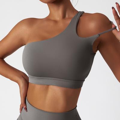 China Breathable High Stretchy One Shoulder Strap Women Yoga Bra Top Fitness Workout High Impact Sports Bra for sale