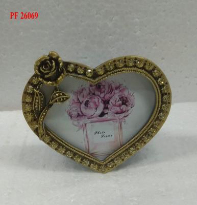 China Antique Vintage 3X2 Metal Picture Frame Vintage Stand Photo Frame Frame For Home Decoration for sale