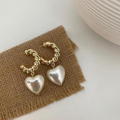 China 2021 South Korea Latest Baroque Niche Design Imitation Pearl Charm Dangle Love Girl Earrings Hot Sale Heart Pearl Drop Earrings for sale