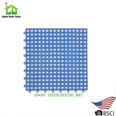 China Adhesive-protective Soft Water Draining Interlocking PVC Tiles Anti-Slip Swimming Pool Mat 300x300mm for sale