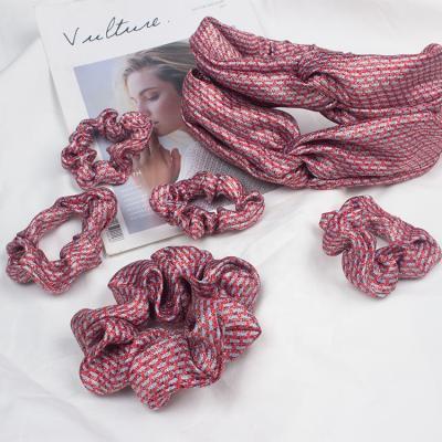 中国 Hair Decoration Hair Scrunchies Shapes Style Shiny Hair Ties Four Size Custom Polyester Women Hair Scrunchies 販売のため