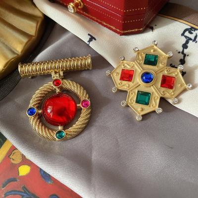 China Environmental Friendly Wholesale Baroque Antique Court Color Treasure Inlaid Matte Gold Brooch For Women for sale