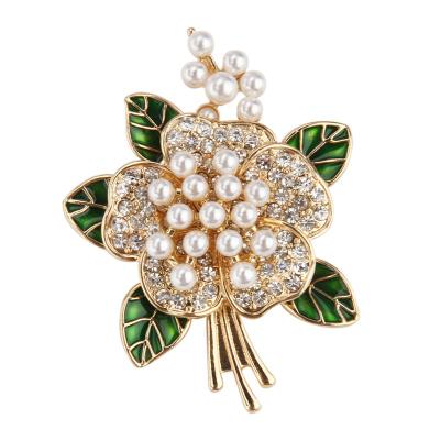 China Environmentally Friendly Wholesale Palace Pearl Inlays Antique Temperament Diamond Green Leaf Brooch Flower for sale