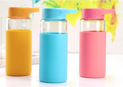 Cina bottiglia di acqua del vetro borosilicato della prova della rottura 370ML con la manica del silicone, multi colori disponibili in vendita