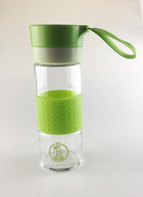 China Green PP Lid 12.3oz Borosilicate Glass Water Bottle With Silicone Sleeve And Tea Filter for sale