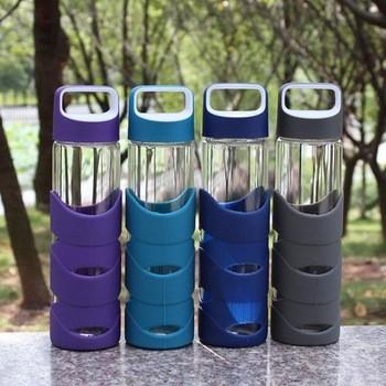 China Borosilicate 550ml Modern Reusable Glass Water Bottles With Rubber Cover for sale