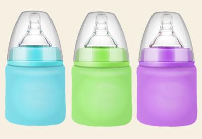 Cina bottiglia di acqua di vetro del bambino del borosilicato 90ml con la manica variopinta del silicone in vendita