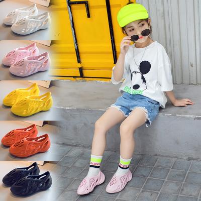 China 2022 Summer Lightweight Yeezy Foam Runners Slipper Waterproof Breathable Kids Kids Kids Yezzy Beach Sandals Slipper for sale