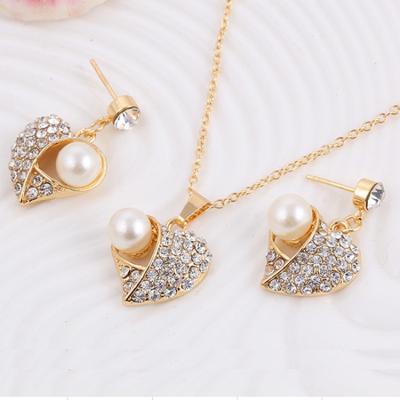 China FASHIONABLE Hot Selling American Classic Retro Alloy Style Jewelry Set Heart Peach Necklace Earrings For Sweater for sale