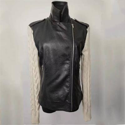 China Capa negra de moda del cuero del cortocircuito de la chaqueta de cuero de la muchacha con las mangas hechas punto en venta