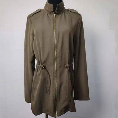 Chine Vestes protégeant du vent de dames de mode, long manteau de fossé de vert d'armée de douilles à vendre