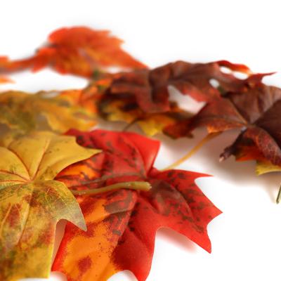 China High Quality 25pcs Fabric In A Bag Multicolor Faux Autumn Maple Leaves Artificial For Props Wedding Halloween Thanksgiving Shooting Decor for sale