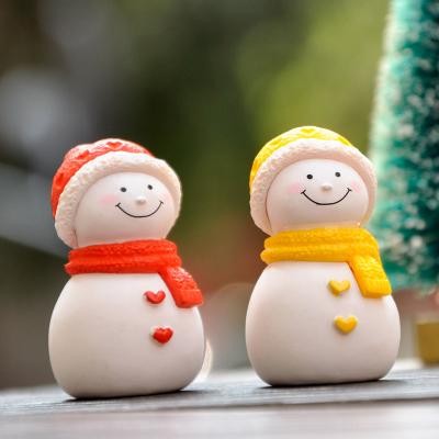 China Europe Winter Snowman Christmas Mini Greenhouse Miniature Figures Car Ornament Couples 3D Doll Figure Gift Craft Cake Desktop Decor for sale