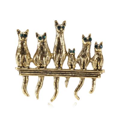 China Designer Cat Brooch Clothing Accessories Brooch Pin For Unisex New Retro Fashion Alloy for sale