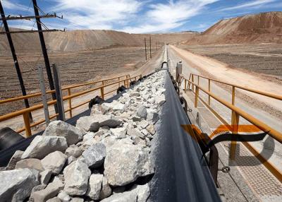 China Material resistente de alto impacto del caucho del desgaste del transportador de correa plana de la resistencia en venta