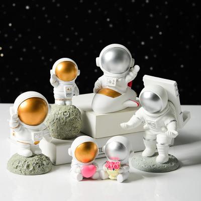 China All Figurine Decor Resin Character Astronaut Christmas Ornament Modern Home Office Decoration 2021 for sale