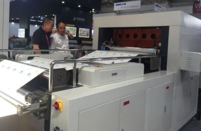 China Roll Paper Die Cutting Machine FD1050 * 550 For Food Packaging / Embossing Box for sale