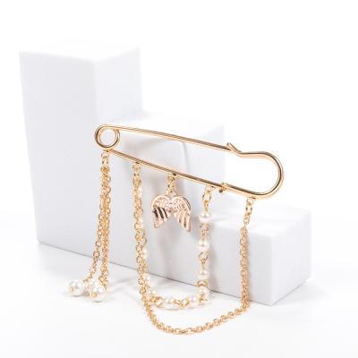 China Wholesale New Trendy Style Gold Plating Angel Charms Pearl Chain Sweater Clip For Broochs For Women Jewelry for sale