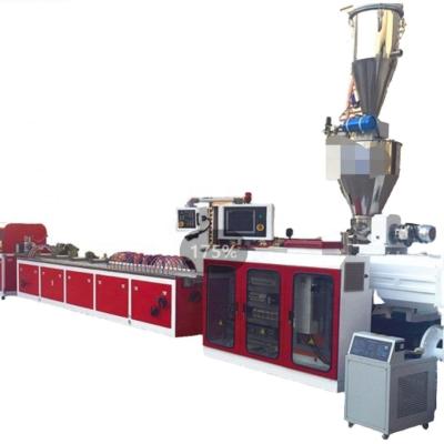 China Hout-plastic composiet vloervloer extrudermachine met een capaciteit van 150-200 kg/uur Te koop