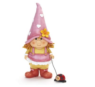 China Custom Europe Garden Gnome Lawn Sculpture with Ladybug on a Leash for sale