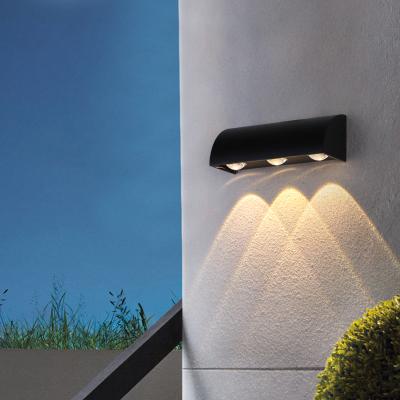 Cina Modern Outdoor Led Aluminum Wall Lamp Garden Ip65 Waterproof Outdoor Sconce in vendita