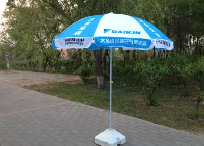 China Paraguas azules y blancos de la publicidad al aire libre con el eje anti del acero del moho en venta