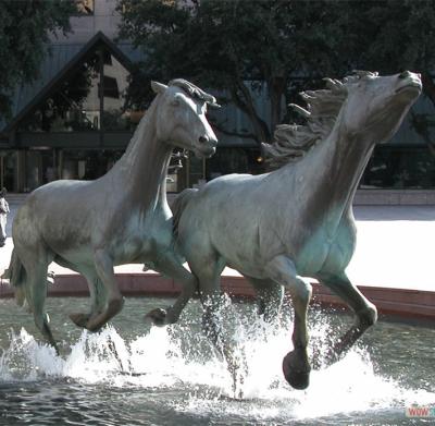 China Europe high quality metal craft horse casting bronze statues running in water for sale