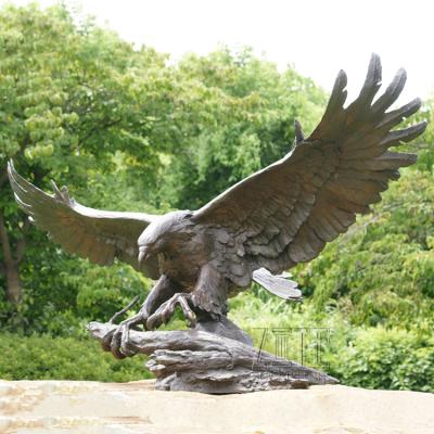 China Europe Casting Carving Big Eagle Fish Statue Hawk Flying Capture Bronze Sculpture for sale