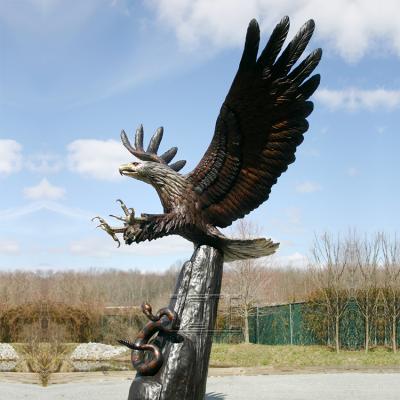 China Europe Garden Outdoor Life Size Cast Iron Flying Eagle Bronze Sculpture For Home Decoration for sale