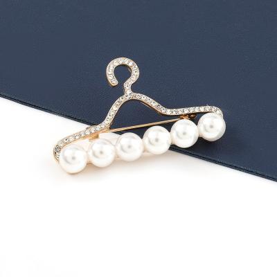 China New ALLOY gold hanger brooches for women fashion rhinestone simulation pearl brooch pin jewelry Bijouterie jacket badges for sale