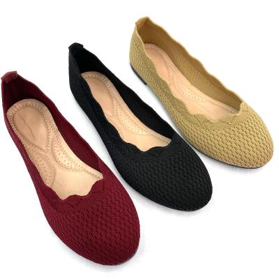 China New Design Fashion Flat Ladies Walking and Outdoor Wear for Middle Ages Shoes Summer Trend Soft Light Autumn Fly-Knit Spring Shoes for sale