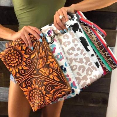 China Fashionable cow leopard print wristlet envelope clutch bag PU oversized high quality cosmetic lady bags even shape wristlet handbags for sale