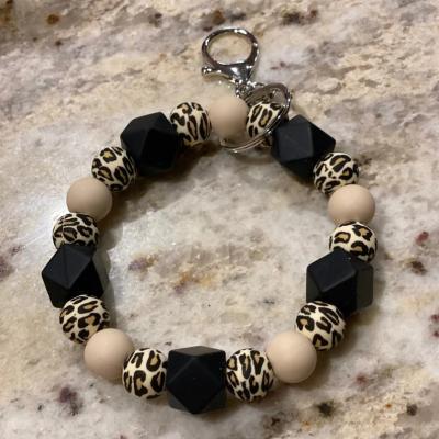 China 2022 New Fashion Sunflower Leopard Print Silicone Beads Bracelet Key Chain For Women Car American Flag Pendant Wristband Patriotic Key Ring for sale