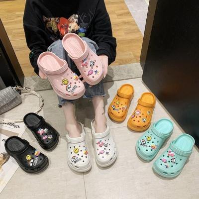 China Thick-bottomed hole shoes women's Baotou home use sponge cake thick-bottomed increase summer slippers outside wear nurse beach Te koop