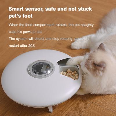 China Automatic Wholesale Plastic Food Grade Dog Food Treat UFO Dispenser Pet Food Leak Feeder Toy for sale