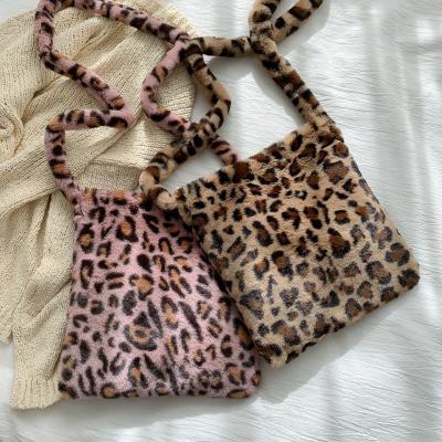 China Wholesale Fashion Leopard Plush Winter Handbags Shoulder Bag Faux Fur Clips Women Square Handbags for sale