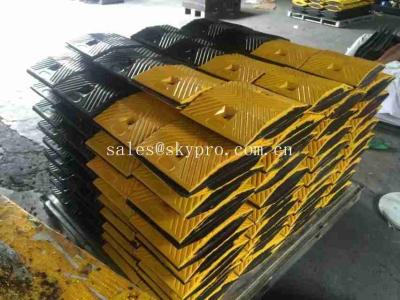 China Portable Barrier Driveway Speed Bumps Heavy Duty , Custom Rubber Speed Breaker for sale