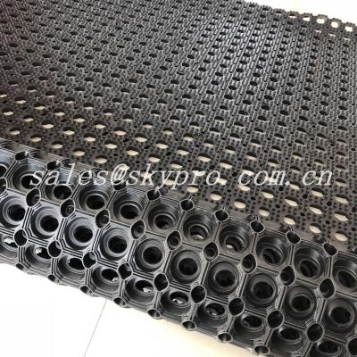 China Non - Absorbent Wet Floor Nature Rubber Mats , Holes Water Drain Door Mat for sale