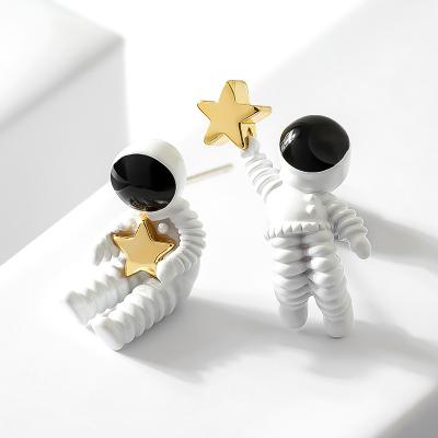 China 2021 CLASSIC Astronaut Shape Star Resin Fashionable Creative Cute Asymmetry Acrylic Astronaut Earrings For Women for sale